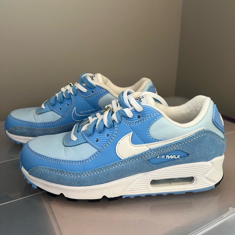 Nike Women’s Air Max Sneakers in Light Blue and White - Picture 3 of 8